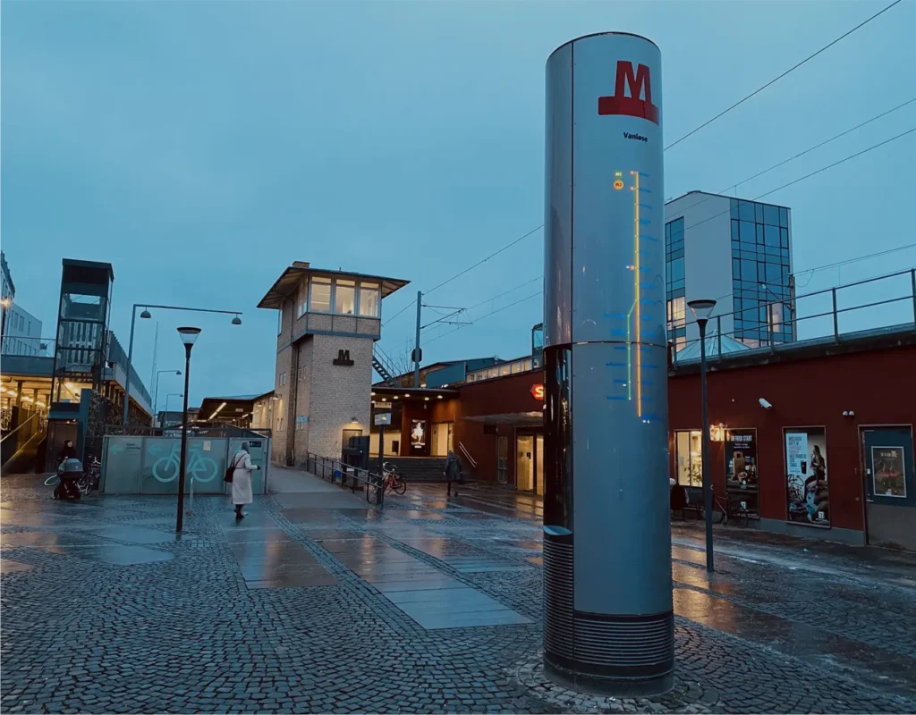 Vanløse Station, hvor S-tog og metro, kører til København og nærliggende områder