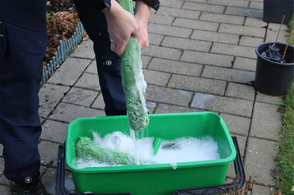 Vinduespudser Herlev sæber og skrubber vinduer grundigt