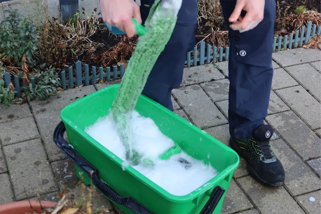 Vinduespudser Karlslunde sæber og skrubber vinduer grundigt