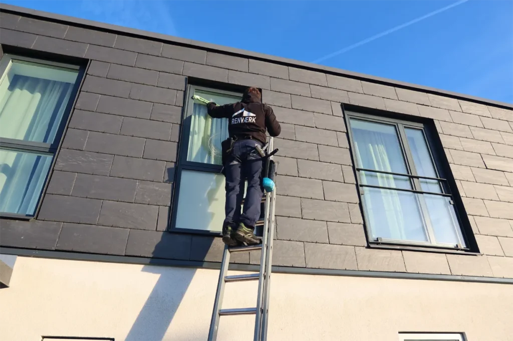 Vinduespudser Ballerup pudser vindue på 1. sal fra en stige