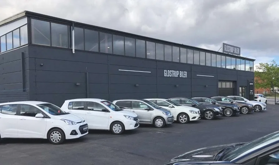 Vinduespudser erhverv i gang med at pudse vinduer hos en bilforhandler
