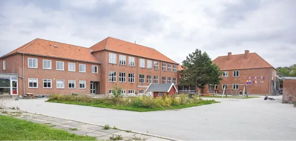Vinduespudser erhverv pudser vinduerne på en folkeskole