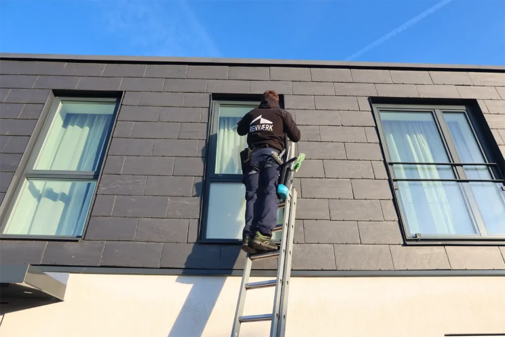 Vinduespudser Glostrup pudser vindue på 1. sal fra en stige