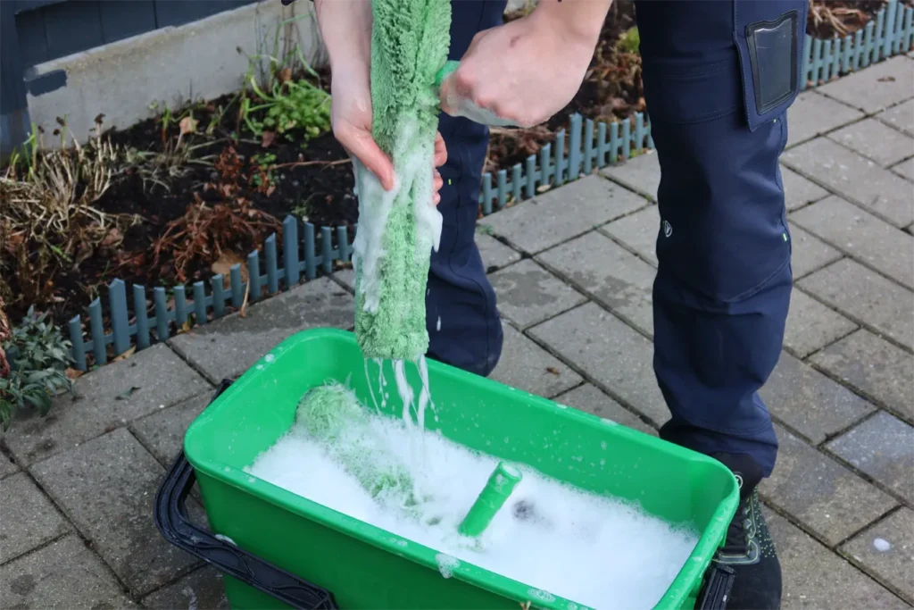 Vinduespudser Greve sæber og skrubber vinduer grundigt