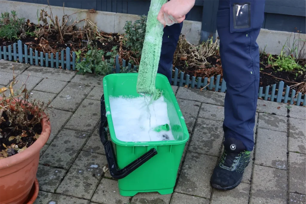 Vinduespudser Ishøj sæber og skrubber vinduer grundigt