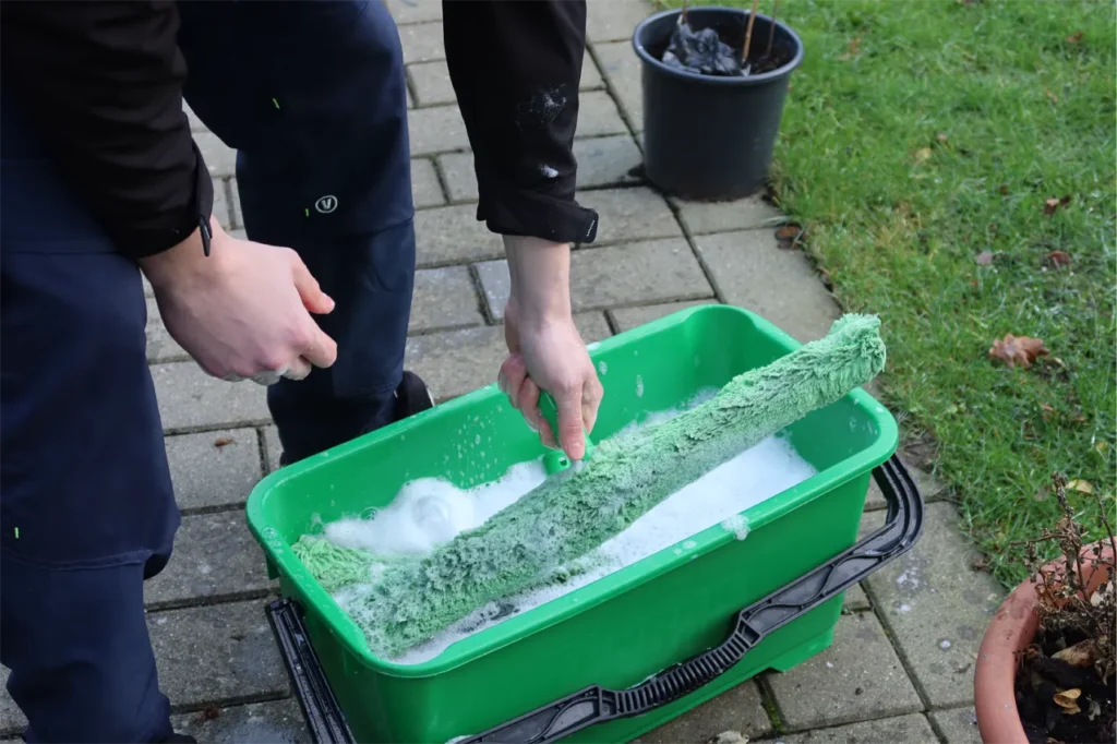Vinduespudser Rødovre sæber og skrubber vinduer grundigt