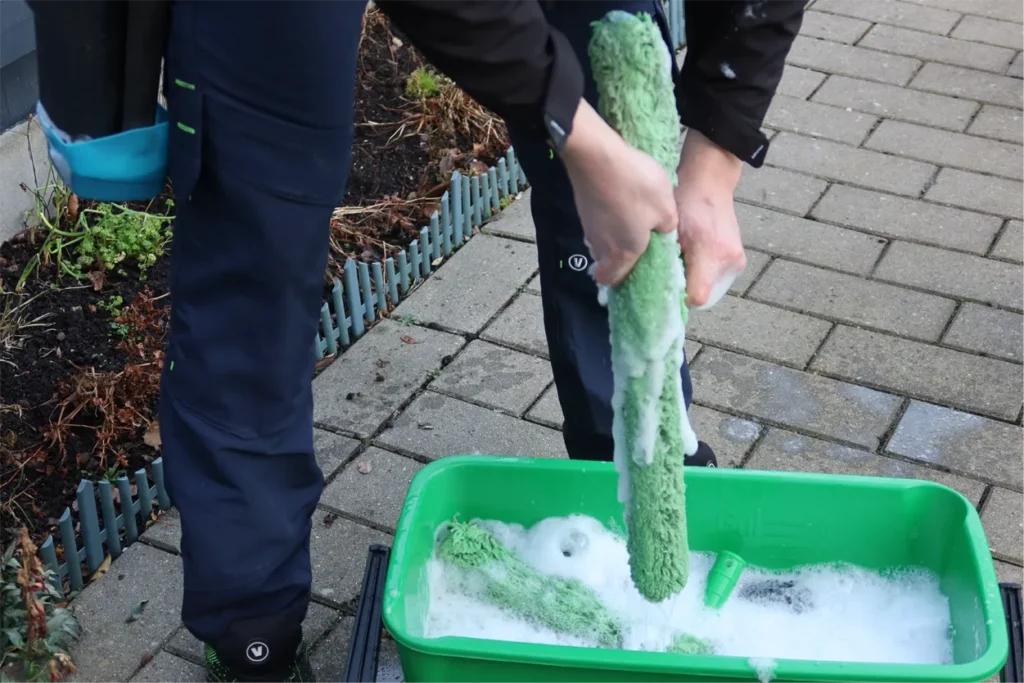 Vinduespudser Roskilde sæber og skrubber vinduer grundigt