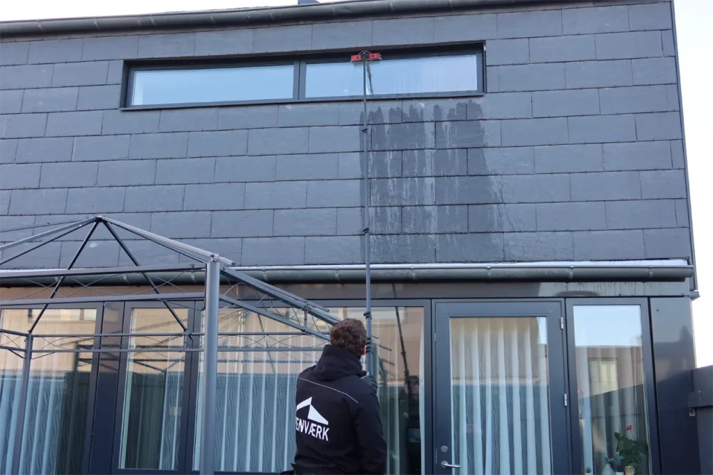 Vinduespudser Roskilde vasker høje vinduer med et rentvandsanlæg