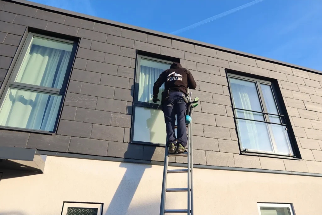 Vinduespudser Roskilde pudser vindue på 1. sal fra en stige