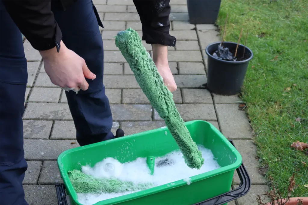 Vinduespudser Skovlunde sæber og skrubber vinduer grundigt