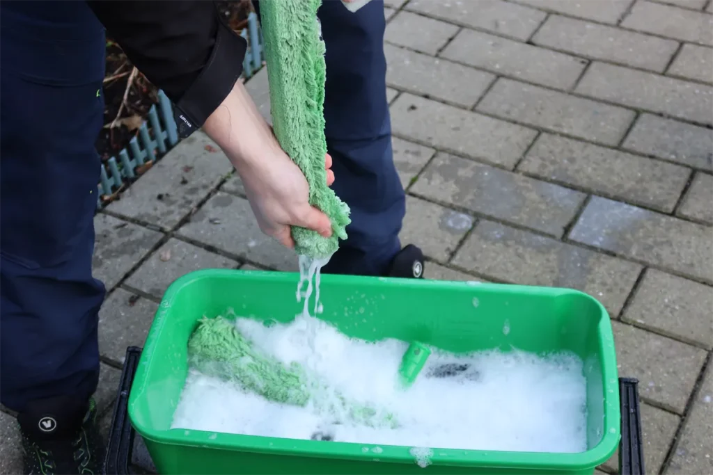 Vinduespudser Værløse sæber og skrubber vinduer grundigt