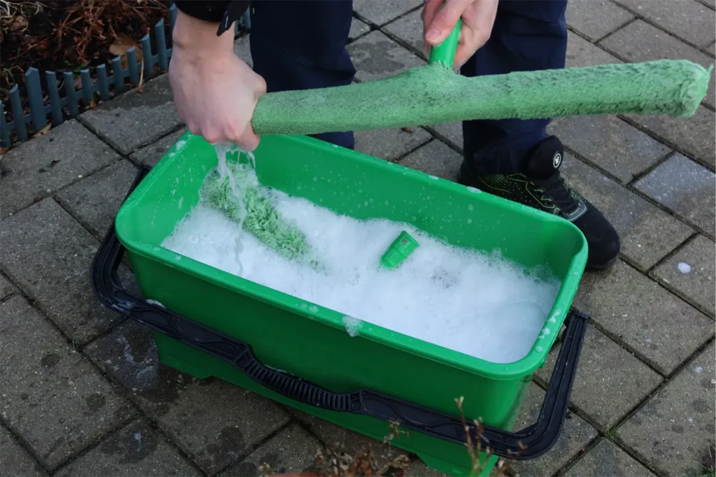 Vinduespudser Vallensbæk sæber og skrubber vinduer grundigt