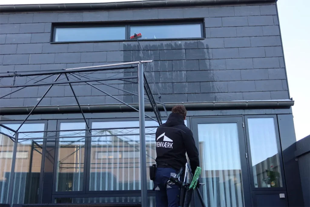 Vinduespudser Vallensbæk vasker høje vinduer med et rentvandsanlæg