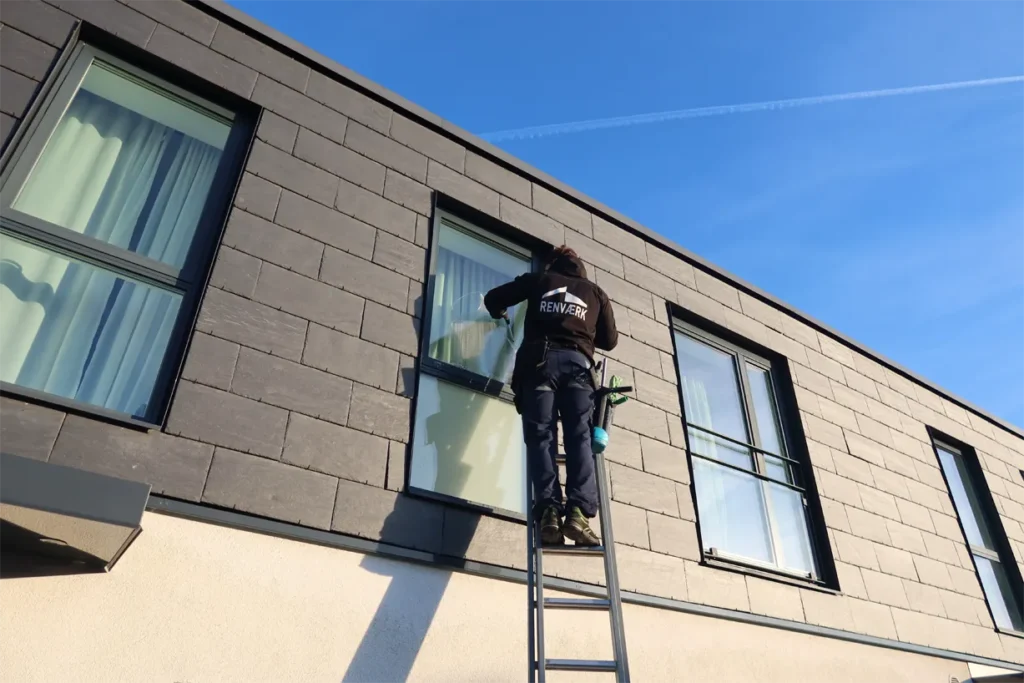 Vinduespudser Vallensbæk pudser vindue på 1. sal fra en stige