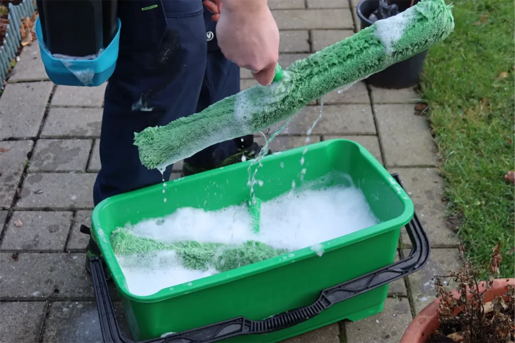 Vinduespudser Vallensbæk Strand sæber og skrubber vinduer grundigt