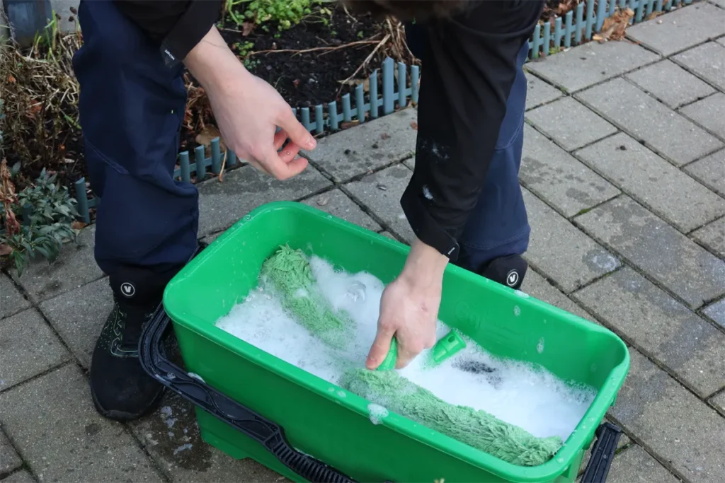 Vinduespudser Vanløse sæber og skrubber vinduer grundigt