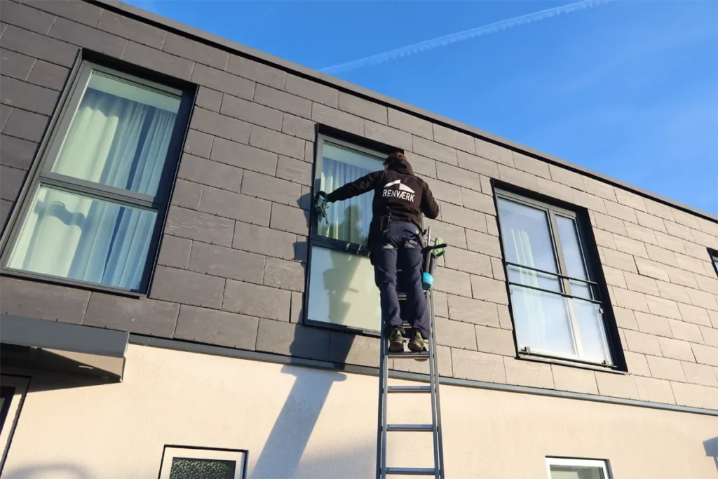 Vinduespudser i Hvidovre pudser vindue på 1. sal fra en stige